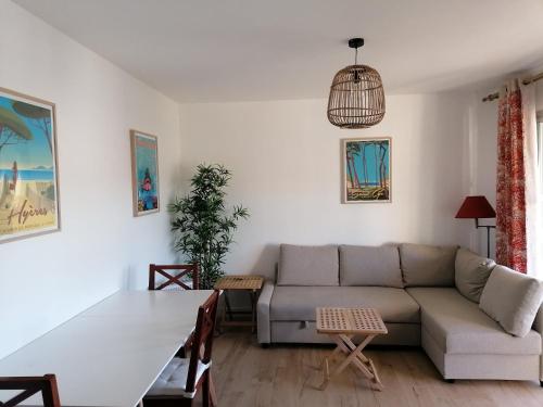 un salon avec un canapé et une table dans l'établissement Idéalement placé ,tout a pied ,parking, à Six-Fours-les-Plages