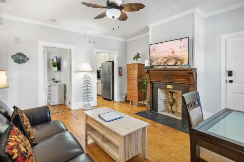 een woonkamer met een bank en een open haard bij Villa Mulvey #2 in St. Augustine