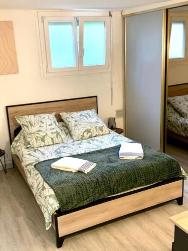 une chambre avec un lit avec deux serviettes dessus dans l'établissement Jolie et agréable appartement proche des plages et de l Espagne, à Perpignan