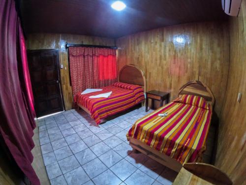 a room with two beds in a room with at El Retiro Lanquin in Lanquín