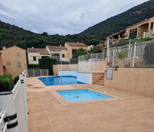 une piscine au milieu d'une cour dans l'établissement T2 rez de jardins, à Cavalaire-sur-Mer