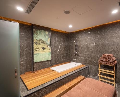 uma casa de banho com banheira e chuveiro em Questa Thermal & Spa Hotel em Eskisehir
