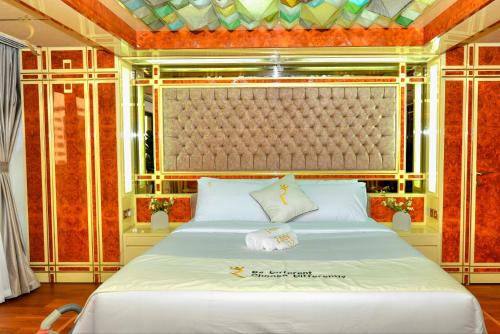 Ένα ή περισσότερα κρεβάτια σε δωμάτιο στο Presidential Penthouse - Vintage Italian Elegance Near Corniche