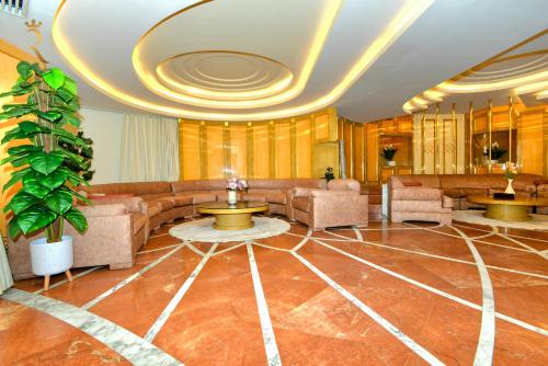 Posezení v ubytování Cozy Vintage Italian Penthouse Corniche Beach 10 Min to NYE Fireworks