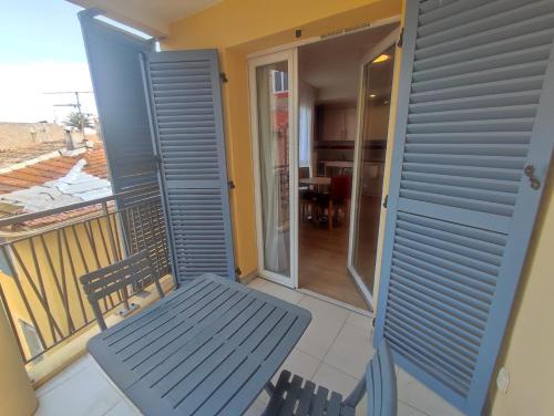 a blue bench sitting on a balcony with a table at ZENAO Fréjus in Fréjus