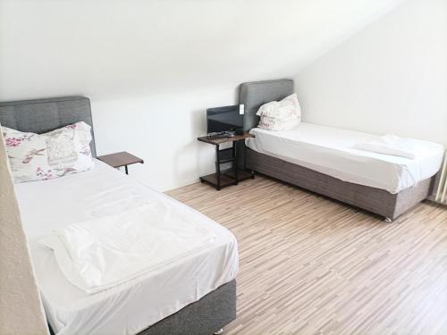 Ένα ή περισσότερα κρεβάτια σε δωμάτιο στο FMI13Furnished Accommodation