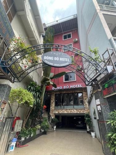 a building with a sign that reads doing do house at Đông Đô Hotel in Hai Phong