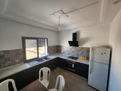 Kuchyň nebo kuchyňský kout v ubytování un appartement meublé prés du corniche de Djerba Houmet Souk