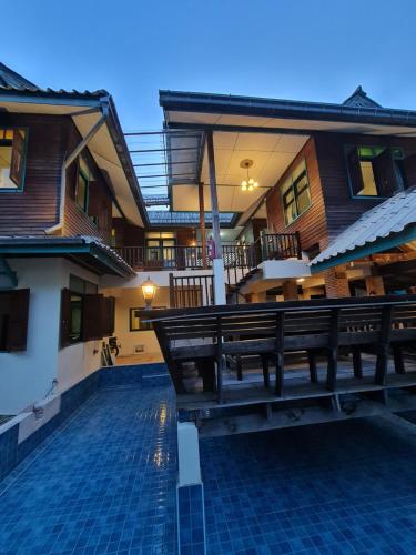 Ein Balkon oder eine Terrasse in der Unterkunft TepbunthomHouse Ayutthaya