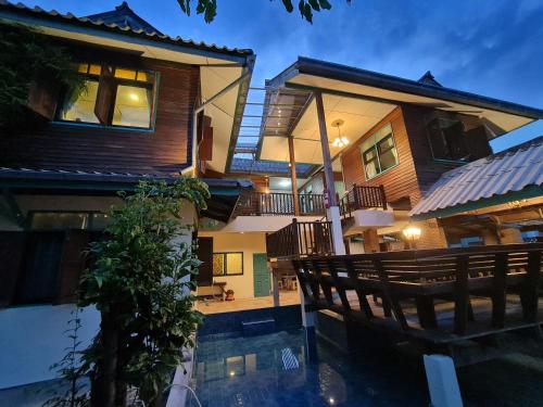 Der Swimmingpool an oder in der Nähe von TepbunthomHouse Ayutthaya