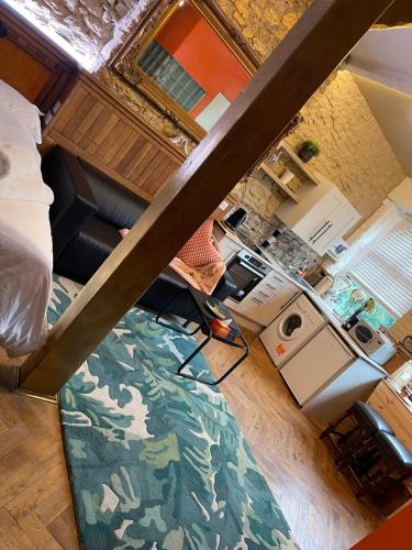 The Barbican View في بلايموث: منظر علوي لغرفة نوم مع سجادة مموهة