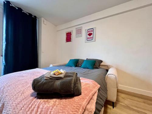 Postel nebo postele na pokoji v ubytování Appartement Climatisé 4prsn Au pied de la Citadelle