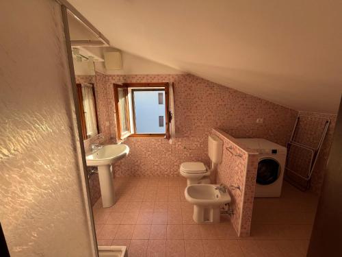 a bathroom with two toilets and a sink at Casa Laura in Porto Garibaldi