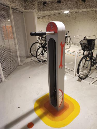 a cell phone in a room with bikes in the background at Studio en Duplex-Aircon-Terrasse-Parking-Calme in Bordeaux