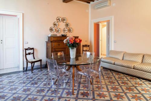 een woonkamer met een tafel en een bank bij Cavour33 in Massa