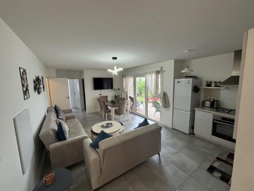 un salon avec un canapé et une table dans l'établissement Appartement Biscarrosse, à Biscarrosse
