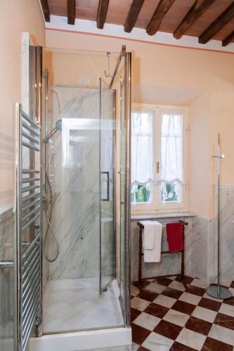 una ducha con puerta de cristal en un baño en Cavour33, en Massa