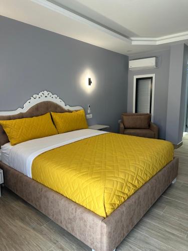 Postel nebo postele na pokoji v ubytování Sea Breeze Suites