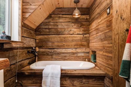 Gallery image of Meech Lake Lodge - Family Getaway in Chelsea