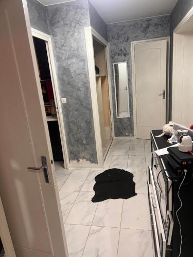 een kamer met een keuken en een tegelvloer bij La maison in Monsols