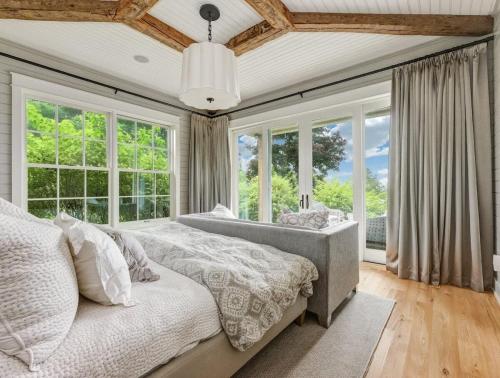 Ένα ή περισσότερα κρεβάτια σε δωμάτιο στο Exclusive Waterfront Getaway with Beach & Bunkie