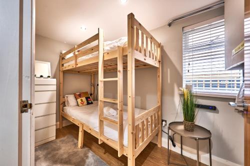 Etagenbett in einem Zimmer mit Fenster in der Unterkunft Princess Green 4 - Portrush by the Sea in Portrush