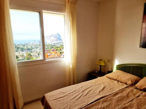 カルプにあるAlbatros Apartment - Imperial Park - Sea View, 6 Pools, Terraceのベッドと大きな窓のある寝室