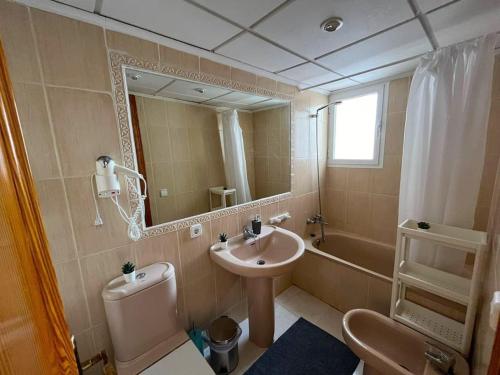 カルプにあるAlbatros Apartment - Imperial Park - Sea View, 6 Pools, Terraceの洗面台、トイレ、鏡のあるバスルーム