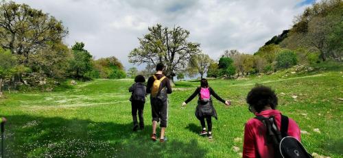 a group of people walking in a field at Thalassa Locanda B&B e appartamento in Arcidosso