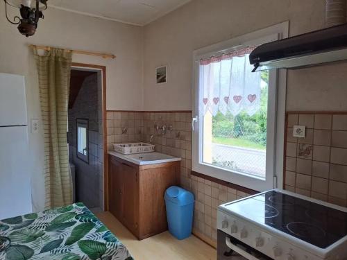 Kuchyň nebo kuchyňský kout v ubytování Maison de charme à Rougegoutte avec jardin et barbecue