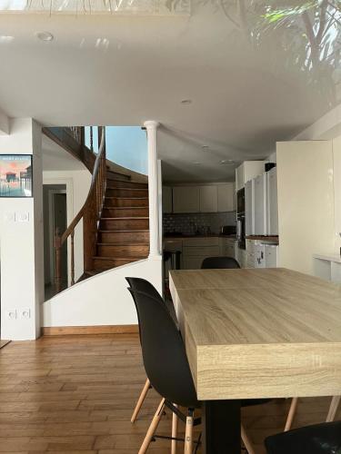 une cuisine et une salle à manger avec une table et des chaises dans l'établissement Appartement hôtel neuf , Bordeaux, à Bordeaux