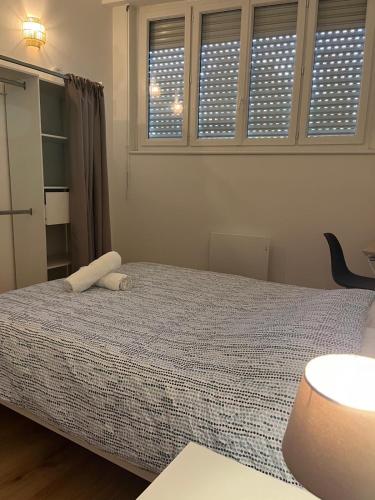 une chambre avec un lit et deux fenêtres dans l'établissement Appartement hôtel neuf , Bordeaux, à Bordeaux