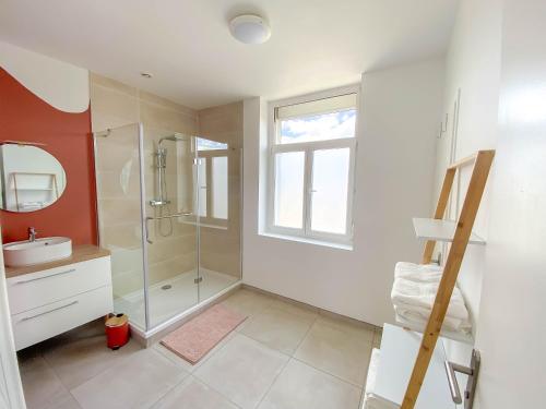 Ένα μπάνιο στο Appartement lumineux et cosy