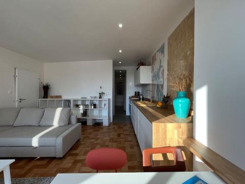 un salon et une cuisine avec un canapé et une table dans l'établissement appartement architecte, à Marseille