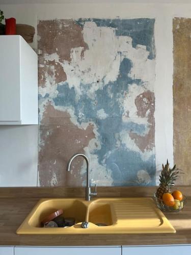 - un comptoir de cuisine avec évier et fruits dans l'établissement appartement architecte, à Marseille