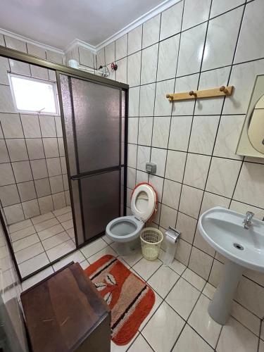Bilik mandi di APARTAMENTO DUPLEX 5 QUARTOS 100 m do Parque