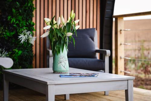 a vase of flowers sitting on a coffee table at Kite Lodge in Little Bytham