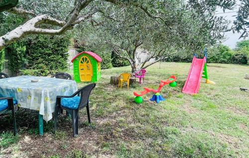 una mesa y sillas y una casa de juegos en un patio en Cozy Apartment In Vrsi With Wifi, en Vrsi
