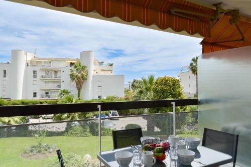 Photo de la galerie de l'établissement Renovated 2-Br Apartment Walking to Beach, à Vallauris