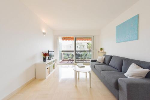 Renovated 2-Br Apartment Walking to Beach