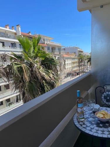 une table avec un bol de nourriture sur un balcon dans l'établissement grand studio de 28 m2 plein centre de Canet plage, à Canet