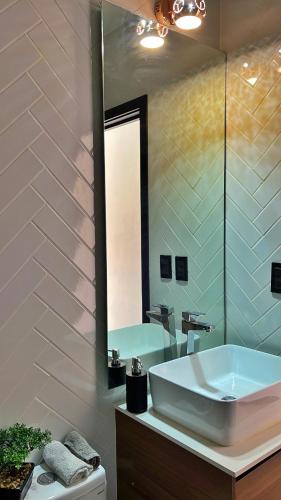 a bathroom with a tub and a sink and a mirror at Eon 3 - Deluxe Apto - Zona 10 de la Ciuadad de Guatemala in Guatemala