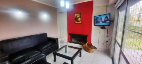 Μια τηλεόραση ή/και κέντρο ψυχαγωγίας στο Acogedora Casa de Montaña con Starlink