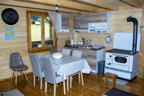 Kuhinja oz. manjša kuhinja v nastanitvi Green Cottages