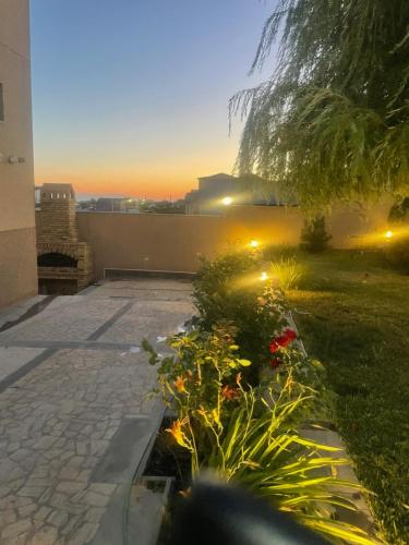 Ein Garten an der Unterkunft DECCA Hotel