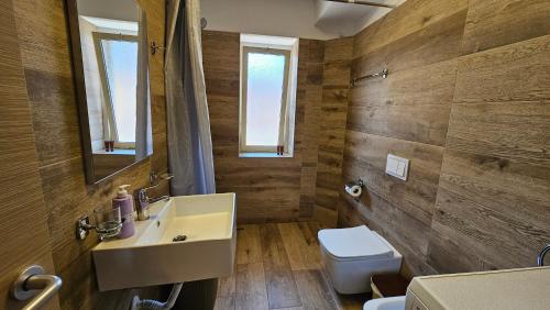 łazienka z umywalką i toaletą w obiekcie Dua's Apartment w Tiranie