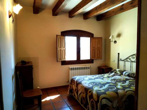una camera da letto con un letto e una finestra di La casita de Duratón a Duratón