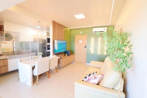 a kitchen and dining room with a couch and a table at PALMAS EXPERIENCE - APARTAMENTO SUBLIME, vista incrível, em frente ao shopping in Palmas