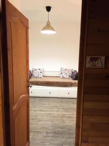 un lit avec des oreillers dessus dans une chambre dans l'établissement Chalet les 3 Porches - maeva Home - Chalet 6 pièces 15 personnes - Exclusive MAE-3221, à Vars