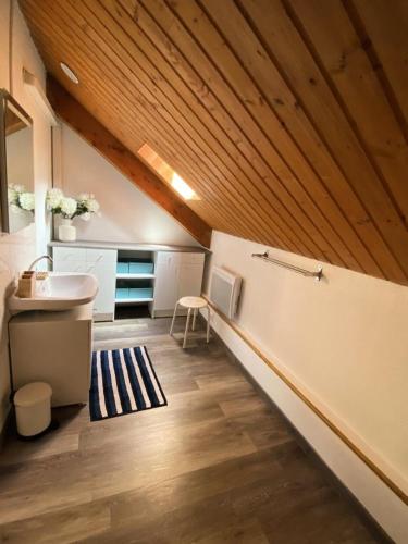 - une salle de bains mansardée avec lavabo dans l'établissement Chalet les 3 Porches - maeva Home - Chalet 6 pièces 15 personnes - Exclusive MAE-3221, à Vars